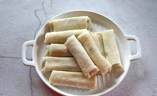 過新年,吃春捲,一口下去酥香脆,太好吃了,清爽不油膩,做法很簡單