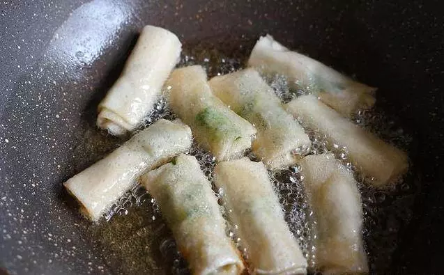 過新年,吃春捲,一口下去酥香脆,太好吃了,清爽不油膩,做法很簡單