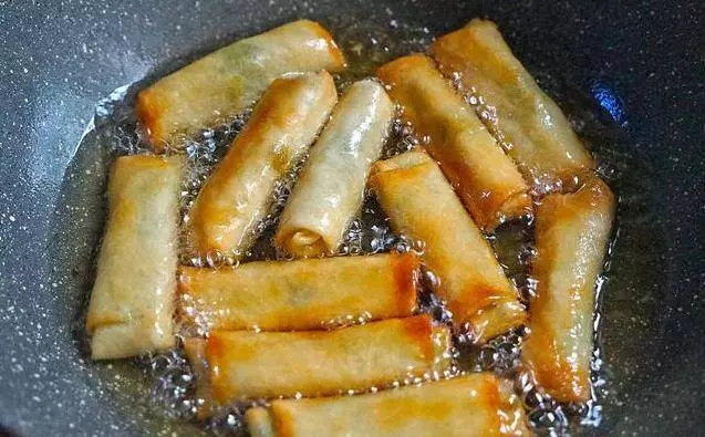 過新年,吃春捲,一口下去酥香脆,太好吃了,清爽不油膩,做法很簡單