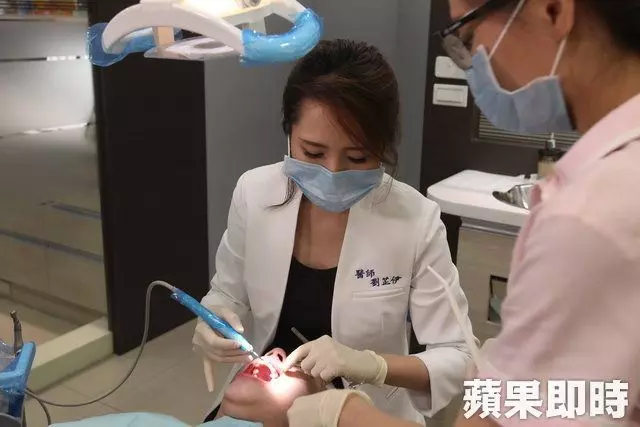 牙醫辣成這樣合法嗎!天菜正妹醫師超甜網嗨:決定預約洗牙!