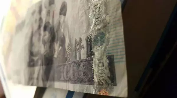 他在ATM疑似領到「1000元假鈔」!拿去銀行後員工卻超堅持「搶著跟他換」?! 原來真相是.!!!