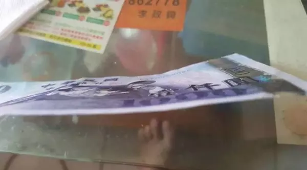 他在ATM疑似領到「1000元假鈔」!拿去銀行後員工卻超堅持「搶著跟他換」?! 原來真相是.!!!