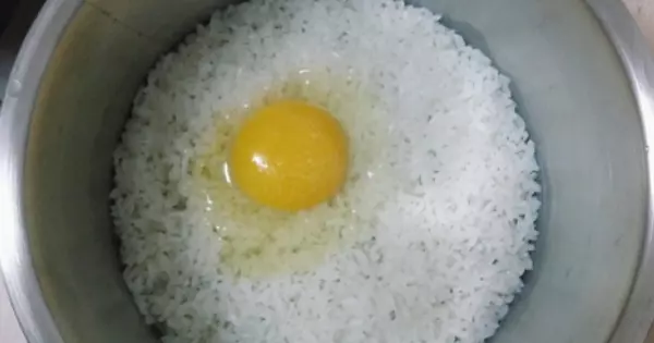 媽媽看到她「把蛋打進電鍋」差點沒昏倒,沒想到煮了10分鐘之後...媽媽也想跟她要食譜!