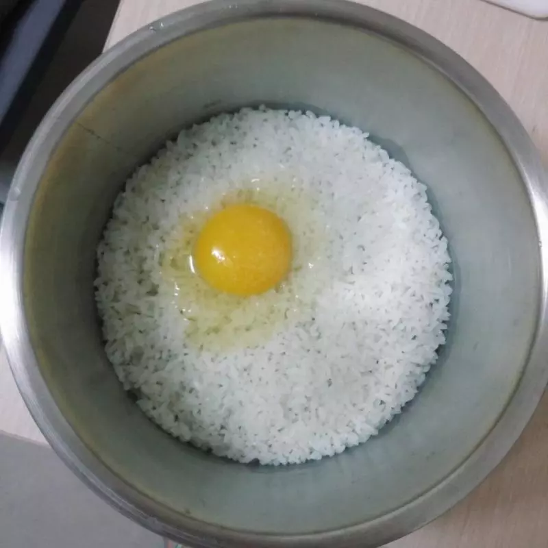 媽媽看到她「把蛋打進電鍋」差點沒昏倒,沒想到煮了10分鐘之後...媽媽也想跟她要食譜!