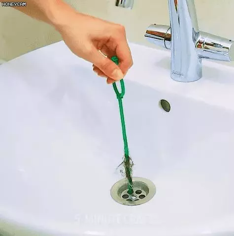 牙膏管尾處剪兩刀,扔進馬桶蓄水箱,沒想到神奇的事情竟發生了!
