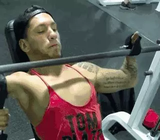 連巨石強森都跪拜!帥男只有「3分之一的身體」,卻靠「唯一左臂」做出一般人都做不到的事!