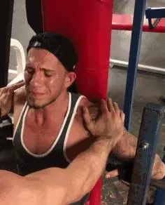 連巨石強森都跪拜!帥男只有「3分之一的身體」,卻靠「唯一左臂」做出一般人都做不到的事!