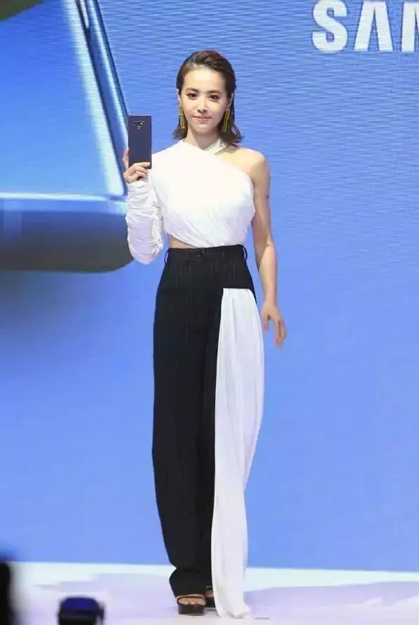蔡依林為秀出「鐮刀腿」,踩20cm「水杯鞋」上台,網友都看呆了!