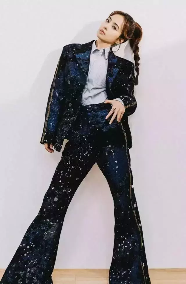 蔡依林為秀出「鐮刀腿」,踩20cm「水杯鞋」上台,網友都看呆了!