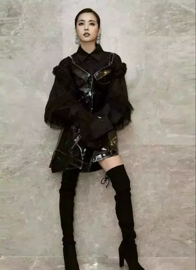 蔡依林為秀出「鐮刀腿」,踩20cm「水杯鞋」上台,網友都看呆了!