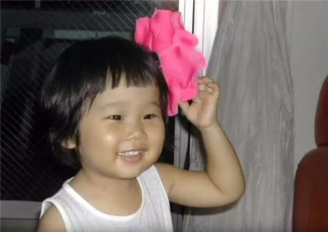 年僅5歲就要開始獨立生活的她,這背後的故事讓人看了感動到淚流不止...