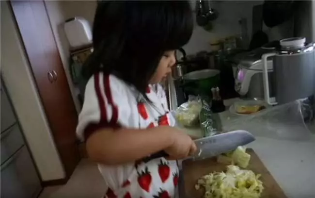 年僅5歲就要開始獨立生活的她,這背後的故事讓人看了感動到淚流不止...