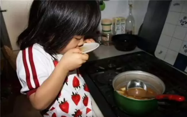 年僅5歲就要開始獨立生活的她,這背後的故事讓人看了感動到淚流不止...