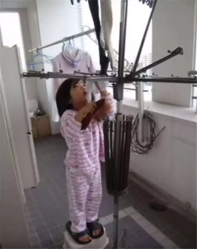 年僅5歲就要開始獨立生活的她,這背後的故事讓人看了感動到淚流不止...