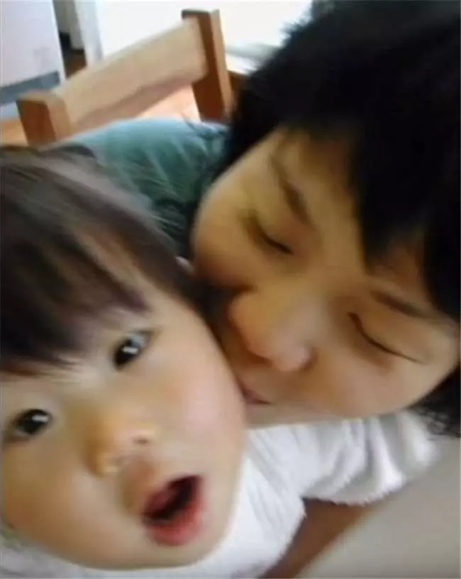 年僅5歲就要開始獨立生活的她,這背後的故事讓人看了感動到淚流不止...