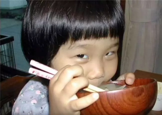 年僅5歲就要開始獨立生活的她,這背後的故事讓人看了感動到淚流不止...