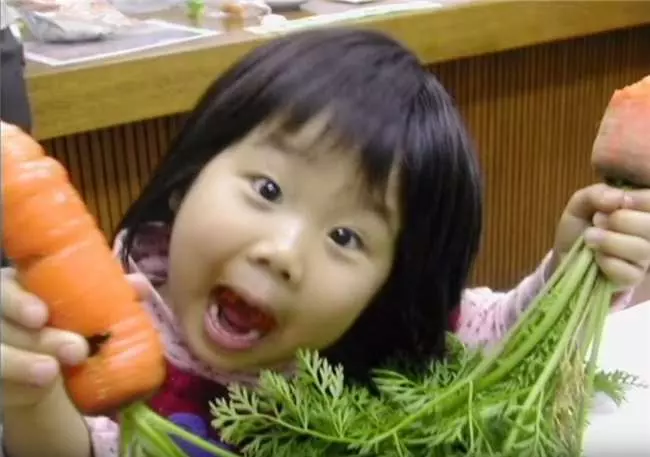年僅5歲就要開始獨立生活的她,這背後的故事讓人看了感動到淚流不止...