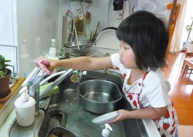 年僅5歲就要開始獨立生活的她,這背後的故事讓人看了感動到淚流不止...
