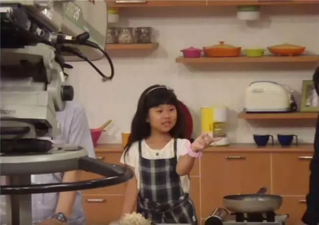年僅5歲就要開始獨立生活的她,這背後的故事讓人看了感動到淚流不止...