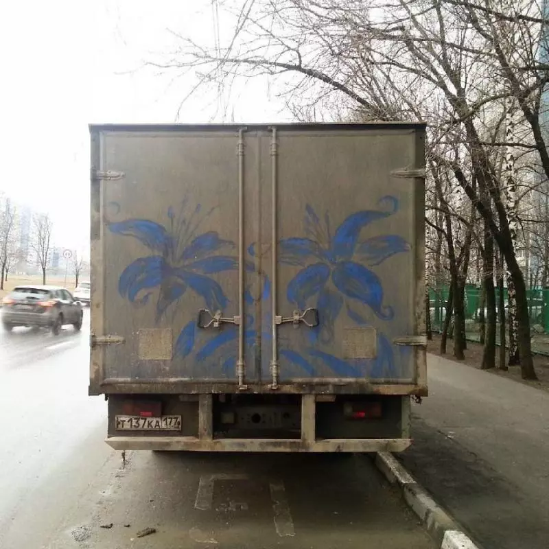司機早上醒來上班發現骯髒的車突然變成藝術品,神人偷偷留下的畫作讓路人都會回頭看!