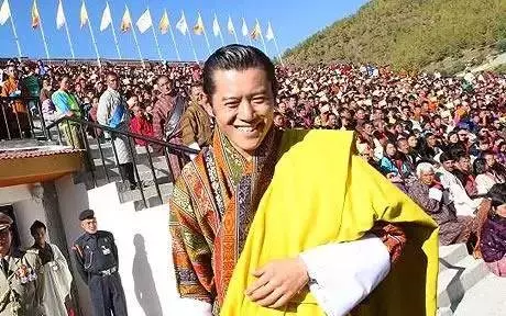 「等你長大了,我便娶你」,相差十歲的年紀,14年的等待,他們終於成為了全世界最幸福的夫妻