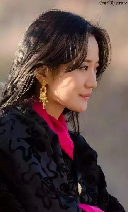 「等你長大了,我便娶你」,相差十歲的年紀,14年的等待,他們終於成為了全世界最幸福的夫妻