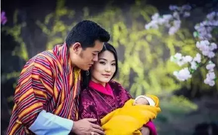 「等你長大了,我便娶你」,相差十歲的年紀,14年的等待,他們終於成為了全世界最幸福的夫妻