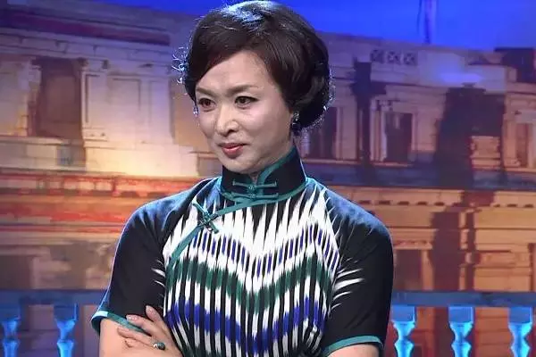 57歲女子嫁小19歲老公,生三胞胎,老公一出驚呆全場!