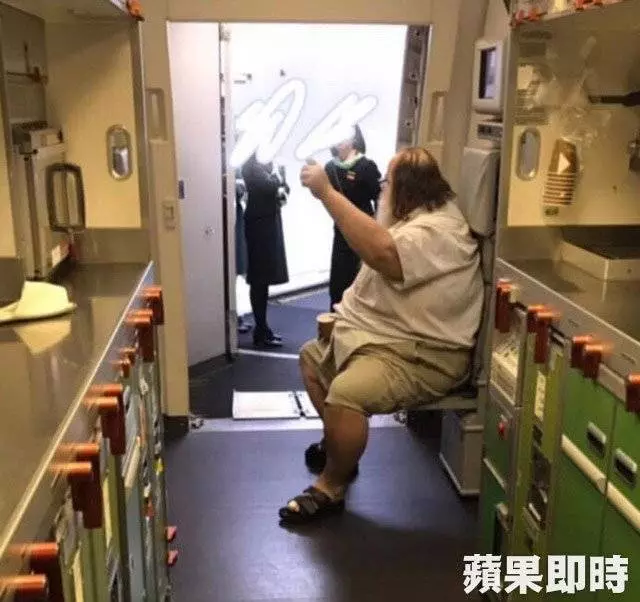 【8個月來第3次】空姐哭訴被逼幫同一個老外做「這件事」白人乘客《前科》大公開全曝光