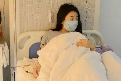 女子難產,婆婆跪求保大人!孩子出生後,兒媳報警抓她