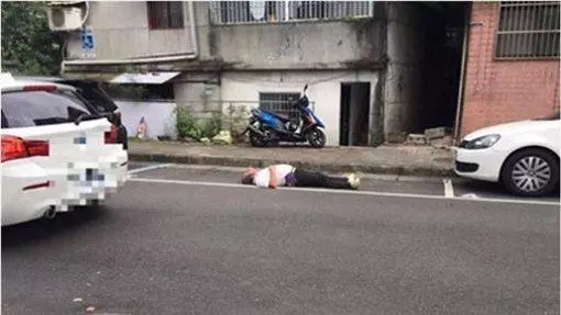 亂停別人車庫爽出門爽玩!女屋主「拉下鐵門」飛日本:抱歉囉~