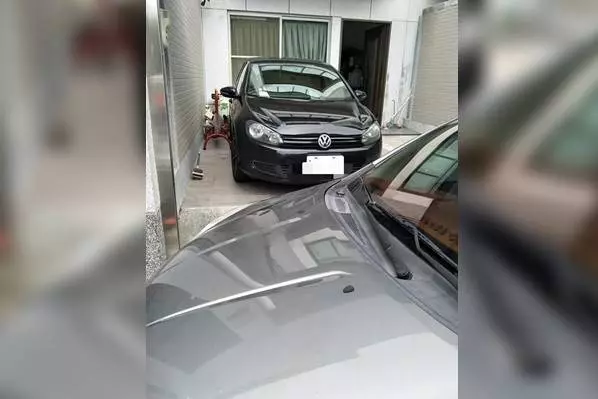亂停別人車庫爽出門爽玩!女屋主「拉下鐵門」飛日本:抱歉囉~