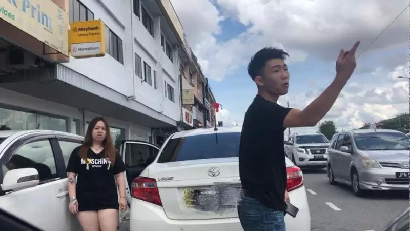 【大馬最新路霸】車停路中間被Horn竟要下車挑戰人!她身份遭起底了