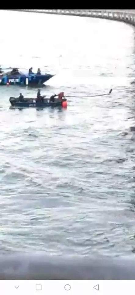【轎車被撞下海】白色 CX-5 為何一直撈不上來?炮擊大馬無能的最好先看!絕對不是想像中那麼簡單!
