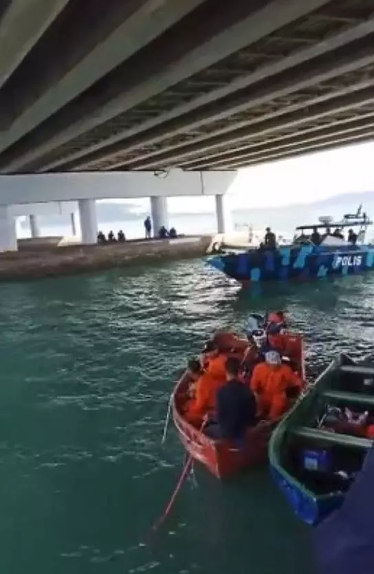 【轎車被撞下海】白色 CX-5 為何一直撈不上來?炮擊大馬無能的最好先看!絕對不是想像中那麼簡單!
