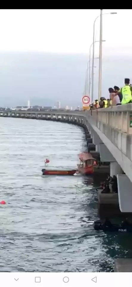 【轎車被撞下海】白色 CX-5 為何一直撈不上來?炮擊大馬無能的最好先看!絕對不是想像中那麼簡單!