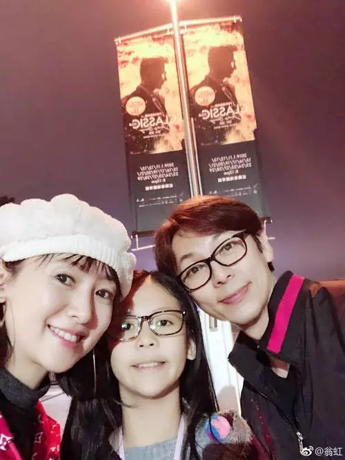 51歲翁虹曬一家三口親密合照,11歲女兒顏值與媽媽相差太大引網友驚訝!