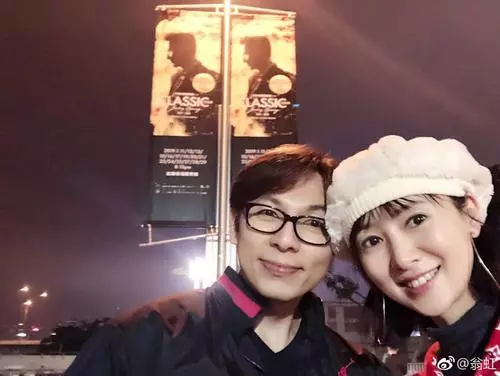 51歲翁虹曬一家三口親密合照,11歲女兒顏值與媽媽相差太大引網友驚訝!