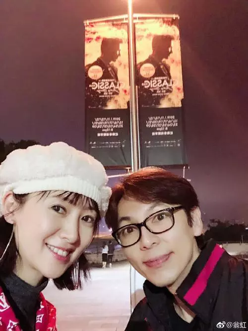 51歲翁虹曬一家三口親密合照,11歲女兒顏值與媽媽相差太大引網友驚訝!
