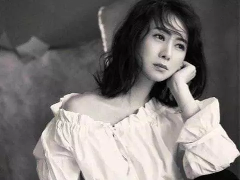 51歲翁虹曬一家三口親密合照,11歲女兒顏值與媽媽相差太大引網友驚訝!