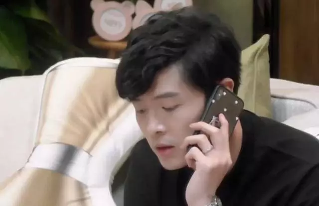 應采兒上半身穿「透明裝」出鏡讓人瞬間看呆,看到裡面的款式,網友:好潮流哦~