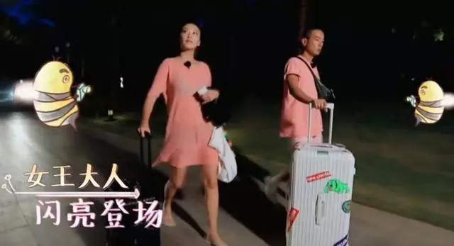 應采兒上半身穿「透明裝」出鏡讓人瞬間看呆,看到裡面的款式,網友:好潮流哦~