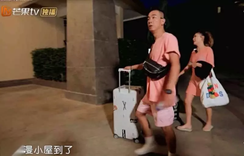應采兒上半身穿「透明裝」出鏡讓人瞬間看呆,看到裡面的款式,網友:好潮流哦~