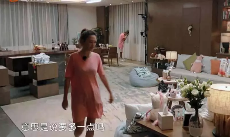 應采兒上半身穿「透明裝」出鏡讓人瞬間看呆,看到裡面的款式,網友:好潮流哦~