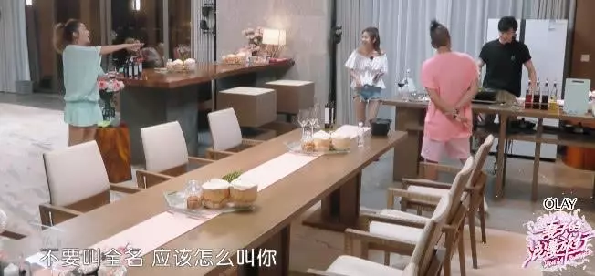 應采兒上半身穿「透明裝」出鏡讓人瞬間看呆,看到裡面的款式,網友:好潮流哦~