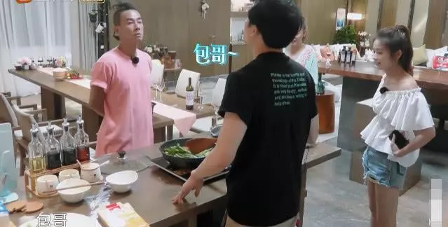 應采兒上半身穿「透明裝」出鏡讓人瞬間看呆,看到裡面的款式,網友:好潮流哦~