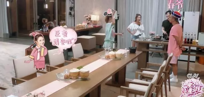 應采兒上半身穿「透明裝」出鏡讓人瞬間看呆,看到裡面的款式,網友:好潮流哦~