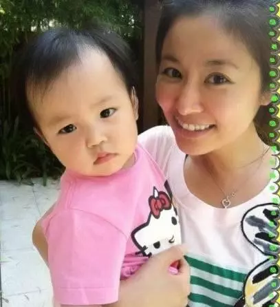 林心如和婆婆合影,沒想到婆婆比她還年輕