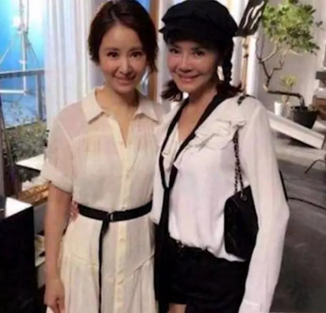 林心如和婆婆合影,沒想到婆婆比她還年輕