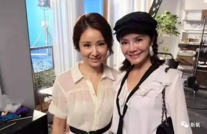 林心如和婆婆合影,沒想到婆婆比她還年輕